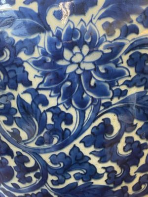 Vase en porcelaine de Chine en bleu et blanc à décor de rinceaux de lotus, période Transition — photo 5