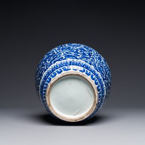 Vase en porcelaine de Chine en bleu et blanc à décor de rinceaux de lotus, période Transition — photo 3