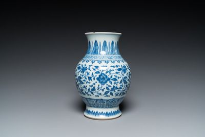 Vase en porcelaine de Chine en bleu et blanc à décor de rinceaux de lotus, Qianlong