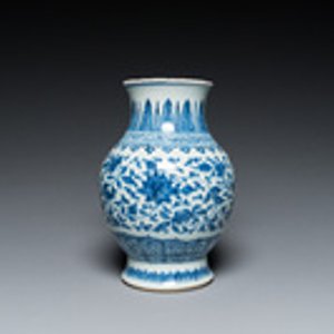 Vase en porcelaine de Chine en bleu et blanc à décor de rinceaux de lotus, Qianlong — photo 2