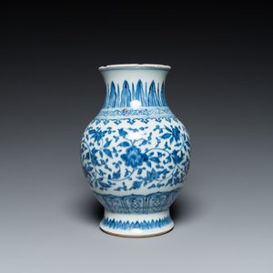 Vase en porcelaine de Chine en bleu et blanc à décor de rinceaux de lotus, Qianlong — photo 3