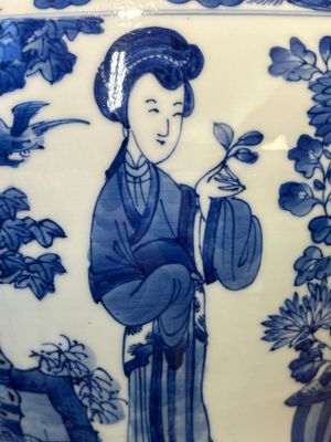 Vase en porcelaine de Chine en bleu et blanc à décor des 'Longues Dames', Kangxi — photo 12