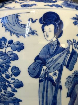 Vase en porcelaine de Chine en bleu et blanc à décor des 'Longues Dames', Kangxi — photo 13