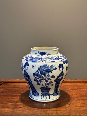 Vase en porcelaine de Chine en bleu et blanc à décor des 'Longues Dames', Kangxi — photo 3