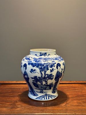 Vase en porcelaine de Chine en bleu et blanc à décor des 'Longues Dames', Kangxi — photo 4