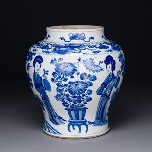 Vase en porcelaine de Chine en bleu et blanc à décor des 'Longues Dames', Kangxi — photo 1