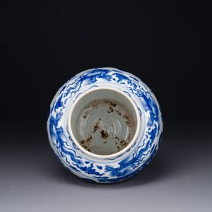 Vase en porcelaine de Chine en bleu et blanc à décor des 'Longues Dames', Kangxi — photo 5