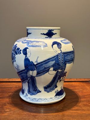 Vase en porcelaine de Chine en bleu et blanc à décor des 'Longues Dames', Kangxi — photo 3