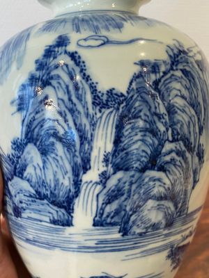 Vase en porcelaine de Chine en bleu et blanc à décor d'un paysage montagneux, marque de Kangxi, République — photo 9
