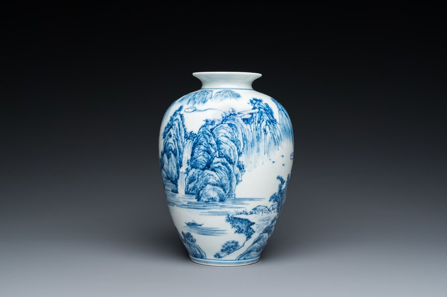 Vase en porcelaine de Chine en bleu et blanc à décor d'un paysage montagneux, marque de Kangxi, République — photo 1