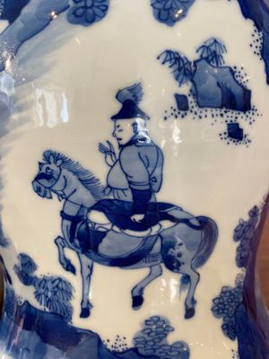 Vase en porcelaine de Chine en bleu et blanc à décor d'une scène de chasse, Kangxi — photo 11