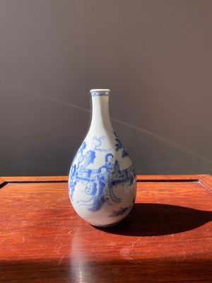 Vase en porcelaine de Chine en bleu et blanc à décor narratif, Kangxi — photo 1