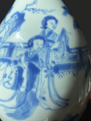 Vase en porcelaine de Chine en bleu et blanc à décor narratif, Kangxi — photo 12