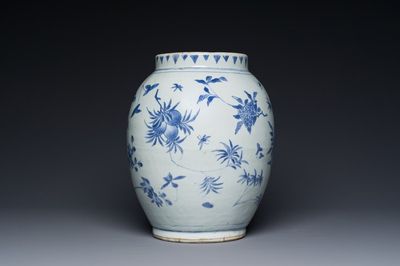 Vase en porcelaine de Chine en bleu et blanc aux décors floraux, époque Transition
