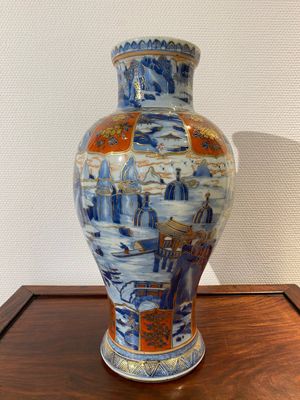 Vase en porcelaine de Chine en bleu et blanc surdécoré aux Pays-Bas, Kangxi — photo 1