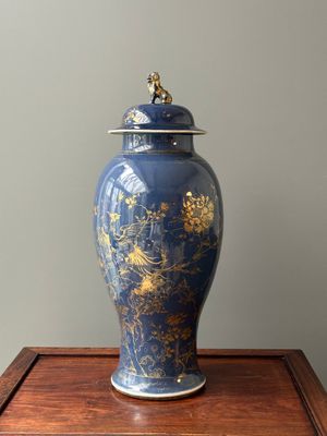 Vase en porcelaine de Chine en bleu poudré à décor doré d'un phénix parmi des branches fleuries, Qianlong — photo 2