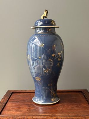 Vase en porcelaine de Chine en bleu poudré à décor doré d'un phénix parmi des branches fleuries, Qianlong — photo 4