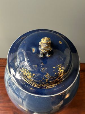 Vase en porcelaine de Chine en bleu poudré à décor doré d'un phénix parmi des branches fleuries, Qianlong — photo 5