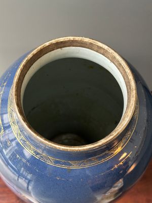 Vase en porcelaine de Chine en bleu poudré à décor doré d'un phénix parmi des branches fleuries, Qianlong — photo 9