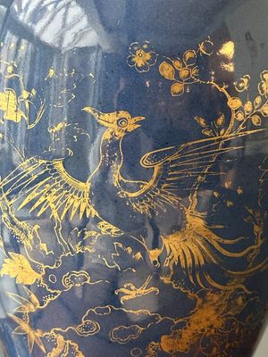 Vase en porcelaine de Chine en bleu poudré à décor doré d'un phénix parmi des branches fleuries, Qianlong — photo 10