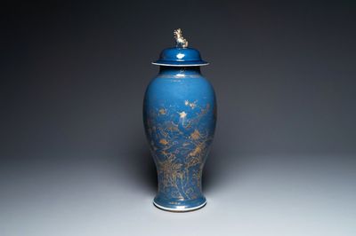 Vase en porcelaine de Chine en bleu poudré à décor doré d'un phénix parmi des branches fleuries, Qianlong