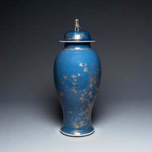 Vase en porcelaine de Chine en bleu poudré à décor doré d'un phénix parmi des branches fleuries, Qianlong — photo 3