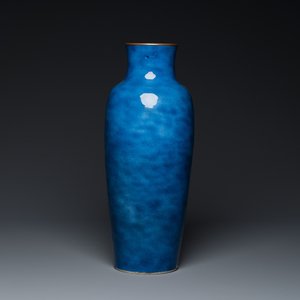 Vase en porcelaine de Chine en bleu poudré au col monté de cuivre, marque de Xuande, Kangxi — photo 1