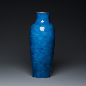 Vase en porcelaine de Chine en bleu poudré au col monté de cuivre, marque de Xuande, Kangxi — photo 4