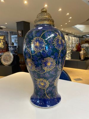 Vase en porcelaine de Chine en bleu poudré aux rinceaux de lotus doré au couvercle doré, Chine, Kangxi — photo 2