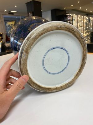 Vase en porcelaine de Chine en bleu poudré aux rinceaux de lotus doré au couvercle doré, Chine, Kangxi — photo 9
