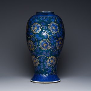 Vase en porcelaine de Chine en bleu poudré aux rinceaux de lotus doré au couvercle doré, Chine, Kangxi — photo 2