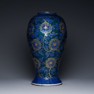 Vase en porcelaine de Chine en bleu poudré aux rinceaux de lotus doré au couvercle doré, Chine, Kangxi — photo 3