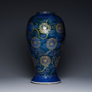 Vase en porcelaine de Chine en bleu poudré aux rinceaux de lotus doré au couvercle doré, Chine, Kangxi — photo 5