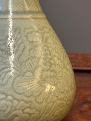 Vase en porcelaine de Chine en céladon monochrome à décor floral incisé, Kangxi — photo 6