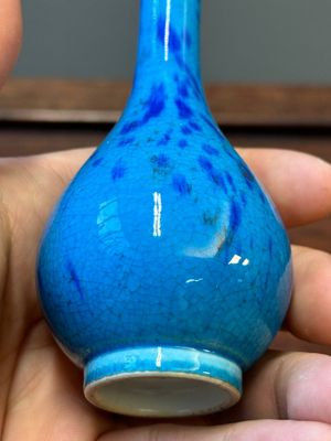 Vase en porcelaine de Chine en émail flambé et un vase sur fond turquoise à décor splash, marque de Daoguang, 19/20ème — photo 4