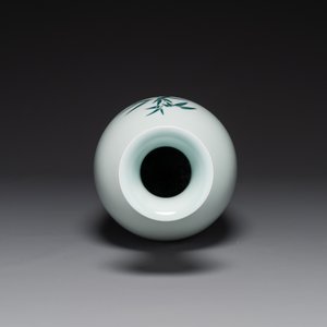 Vase en porcelaine de Chine en émaux polychromes à décor de cailles, marque Xuantong, daté 1910 — photo 3