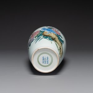 Vase en porcelaine de Chine en émaux polychromes à décor de cailles, marque Xuantong, daté 1910 — photo 4