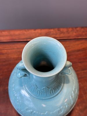 Vase en porcelaine de Chine en turquoise monochrome aux anses en form de ruyi, marque de Qianlong, 19/20ème — photo 5