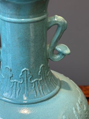 Vase en porcelaine de Chine en turquoise monochrome aux anses en form de ruyi, marque de Qianlong, 19/20ème — photo 6