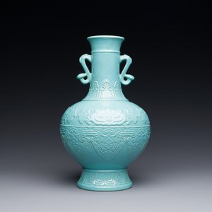 Vase en porcelaine de Chine en turquoise monochrome aux anses en form de ruyi, marque de Qianlong, 19/20ème — photo 1