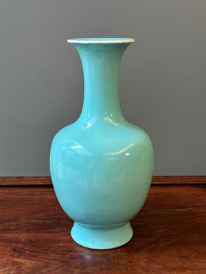 Vase en porcelaine de Chine en turquoise monochrome, marque et époque de Qianlong — photo 2