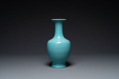 Vase en porcelaine de Chine en turquoise monochrome, marque et époque de Qianlong