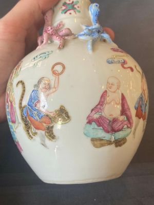 Vase en porcelaine de Chine famille rose à décor de '18 Luohan', 19ème — photo 12