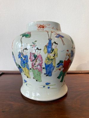 Vase en porcelaine de Chine famille rose à décor de garçons jouant, Yongzheng — photo 1