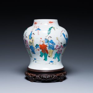 Vase en porcelaine de Chine famille rose à décor de garçons jouant, Yongzheng — photo 1