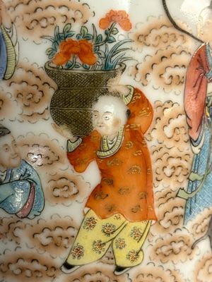 Vase en porcelaine de Chine famille rose à décor de huit immortels, marque de Qianlong, République — photo 6