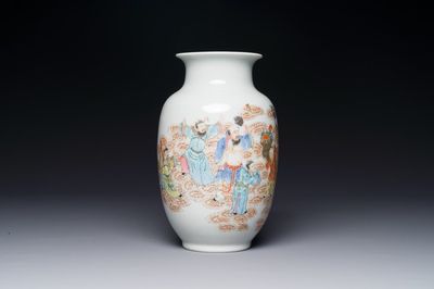 Vase en porcelaine de Chine famille rose à décor de huit immortels, marque de Qianlong, République