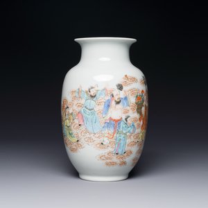 Vase en porcelaine de Chine famille rose à décor de huit immortels, marque de Qianlong, République — photo 1