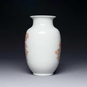 Vase en porcelaine de Chine famille rose à décor de huit immortels, marque de Qianlong, République — photo 2
