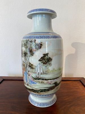 Vase en porcelaine de Chine famille rose à décor de musiciens, marque de Hongxian, République — photo 2